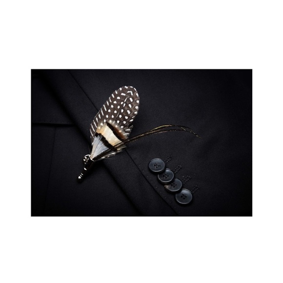 Men’s Feather Pre Tied Bow Tie and Matching Lapel Gift Box Set Cream and Black - Picture 3 of 3